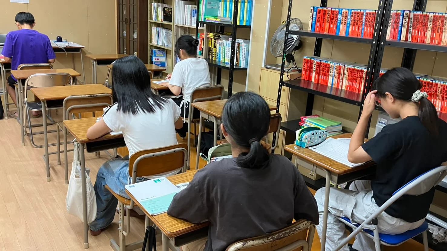 咸宜館の自習室で学習する生徒たち