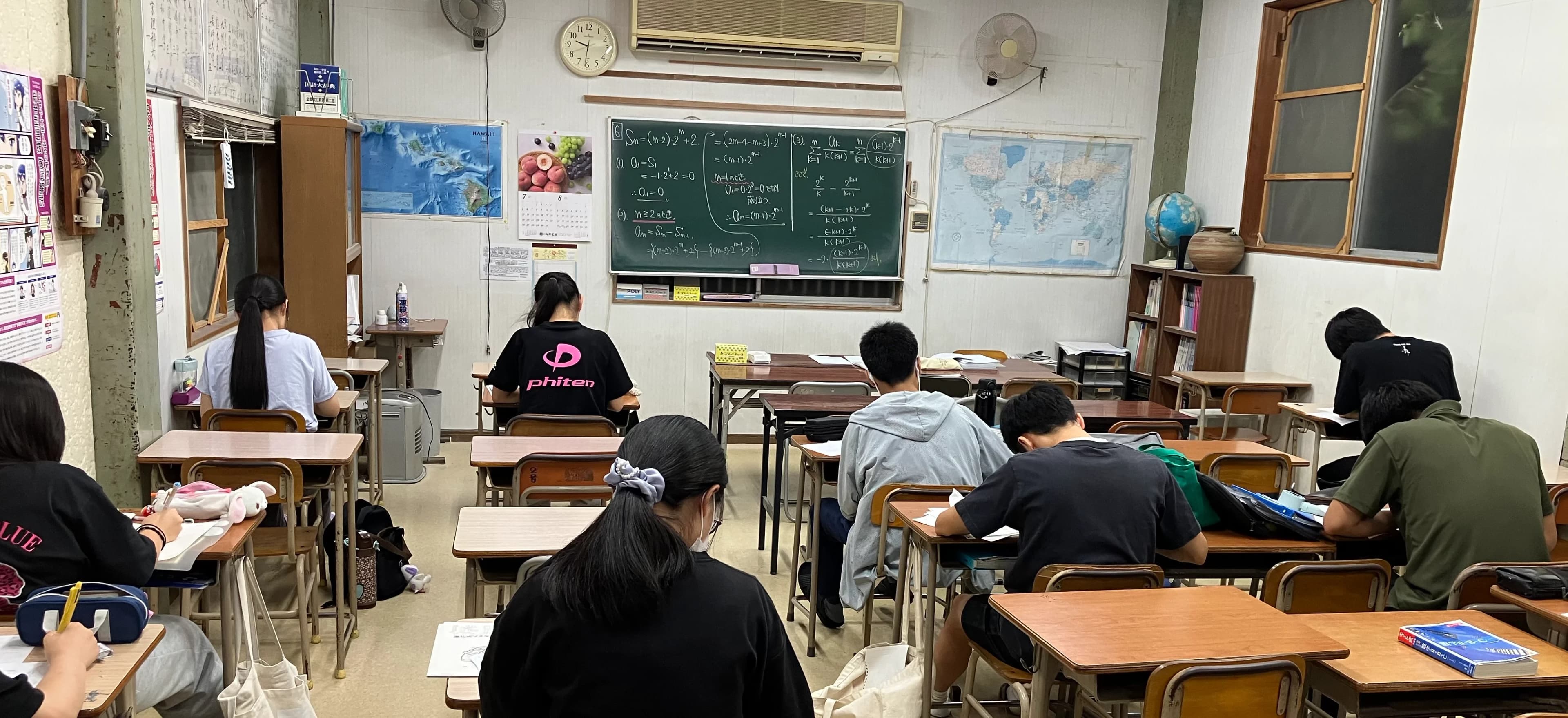 咸宜館の教室で受験勉強に取り組む高校生たち